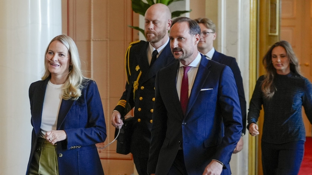 Mette-Marit en kroonprins Haakon tijdens receptie voor Noorse Paralympiërs