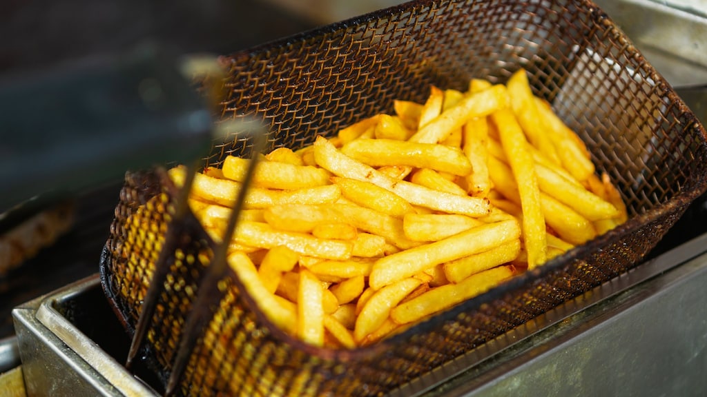 Oud frituurvet kan risico op kanker verhogen: zo houd je je frituurpan schoon