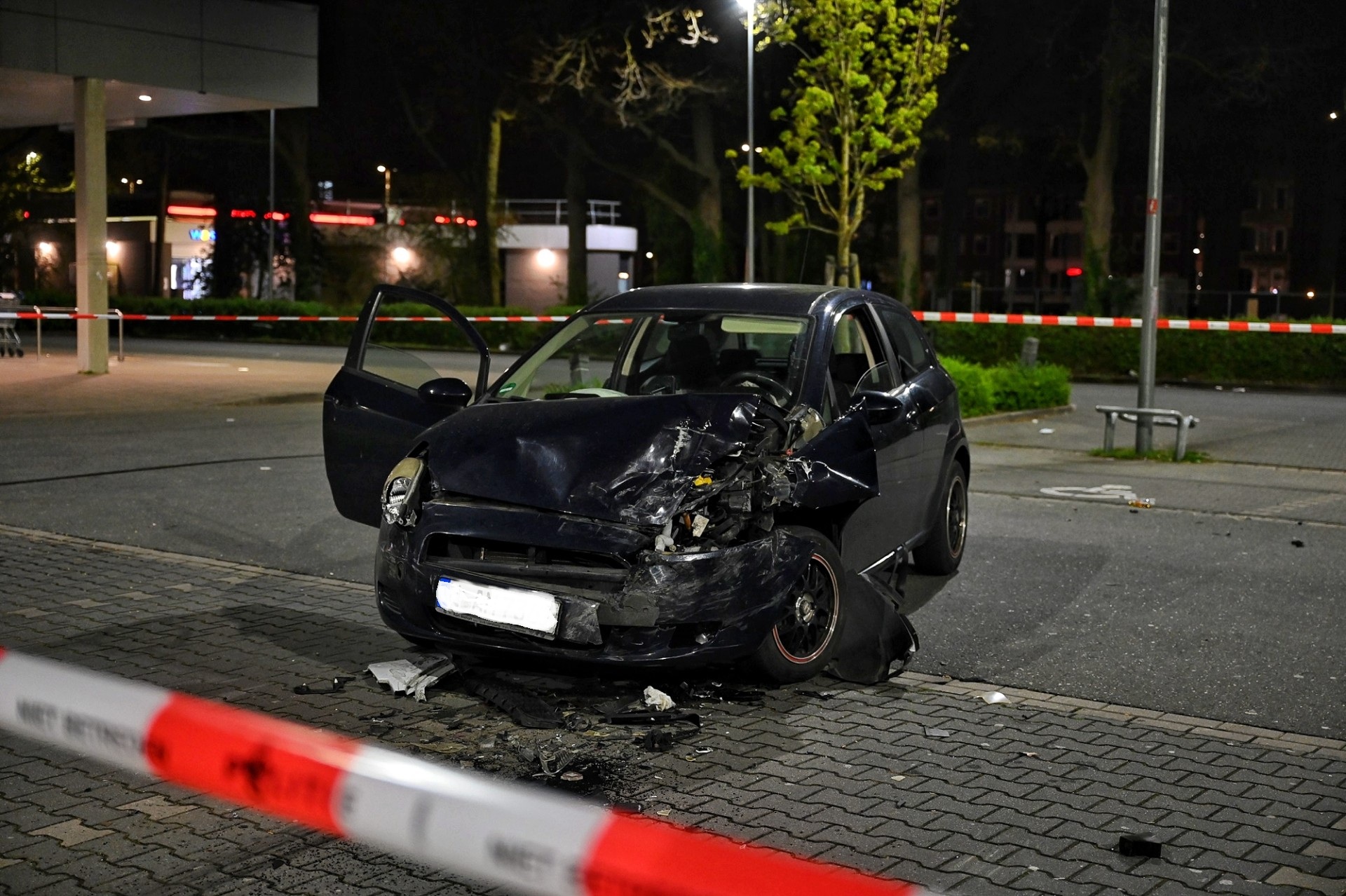 Vier auto's zwaar beschadigd in Tilburg: 'Vete tussen rivaliserende families'
