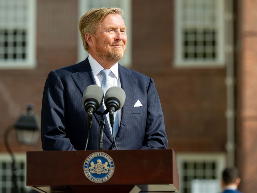 Koning Willem-Alexander laat zich bijpraten over natuurbrandgevaar