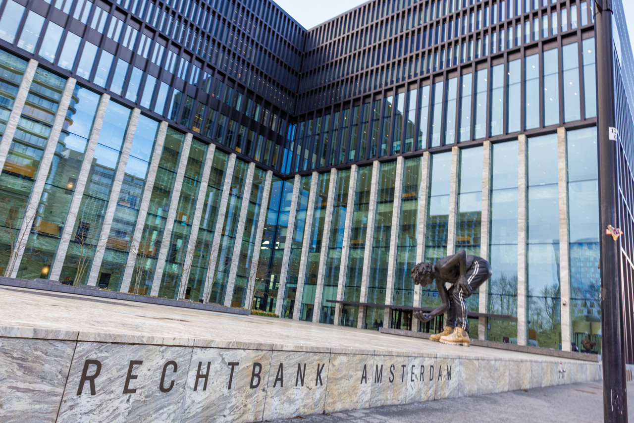 Vrouw (75) vrijgesproken van moord op haar partner in Amsterdam