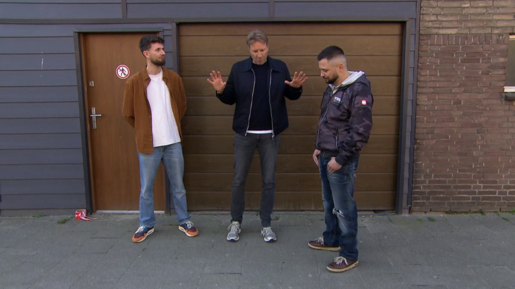 Viktor Brand probeert burenruzie te sussen om 'gestolen' zijtuin in Mr. Frank Visser Doet Uitspraak