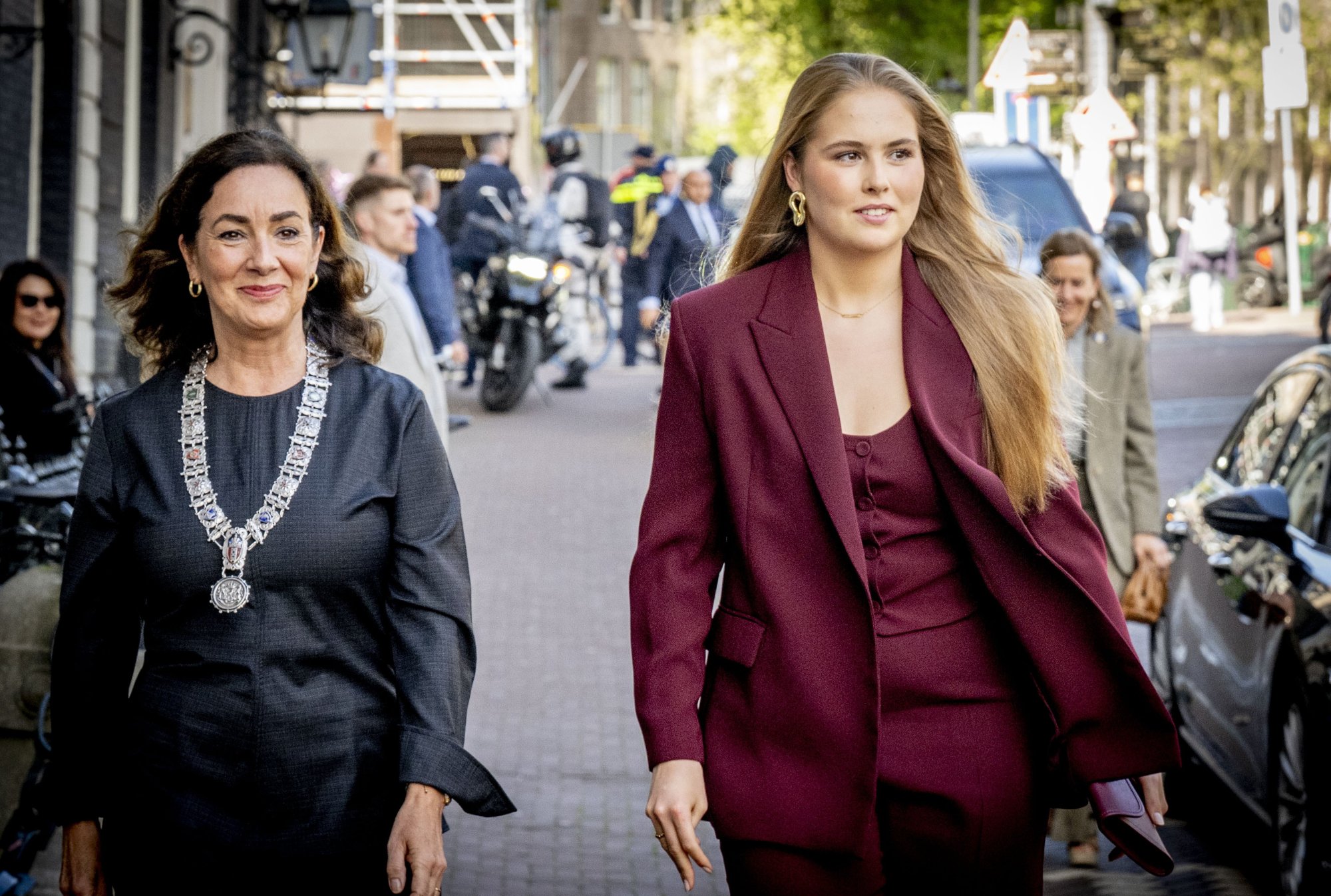 Amalia start werkbezoek met aankomst in Amsterdam