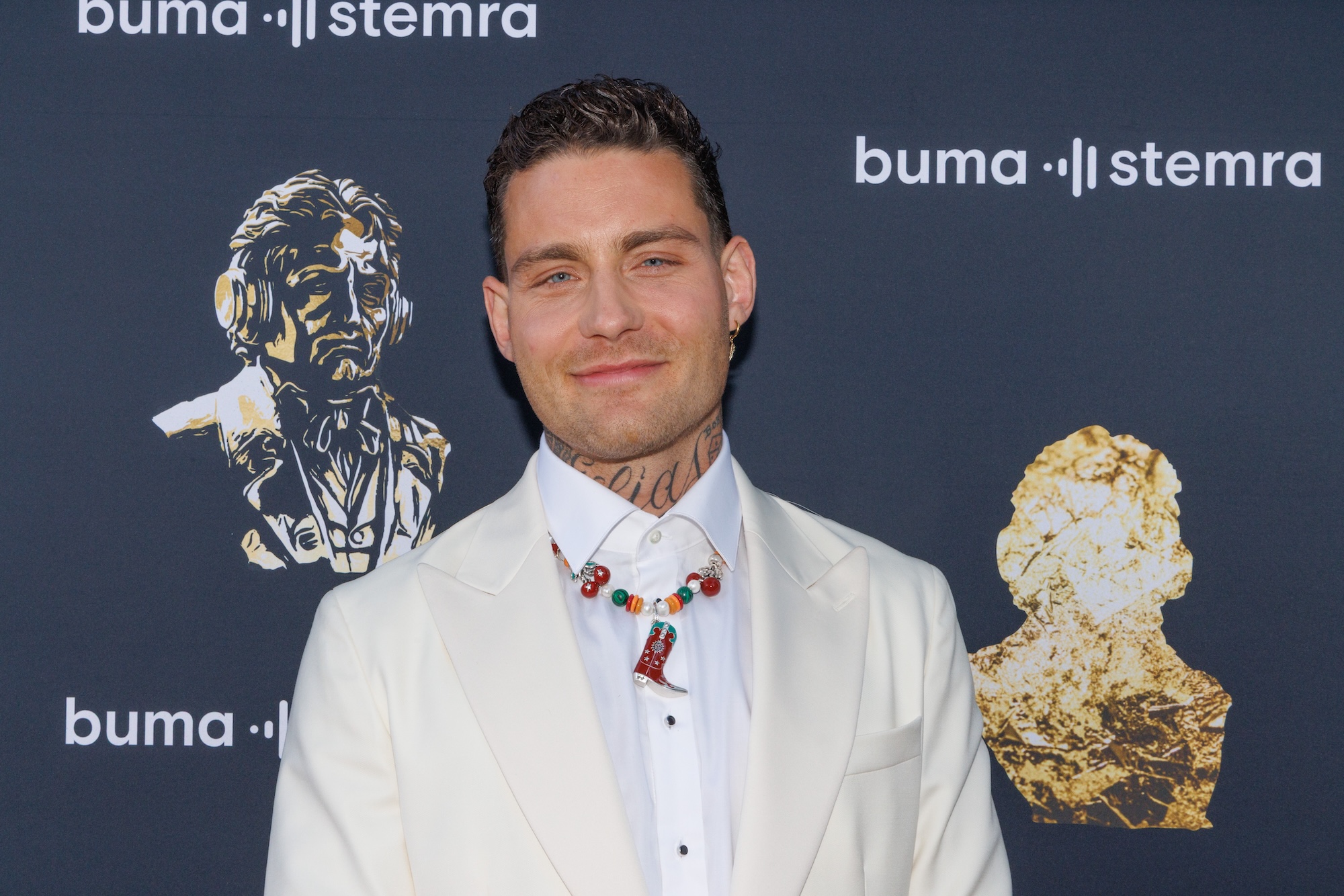 Douwe Bob zou het liefst willen zuipen, gebruiken en scheiden: 'Dat is een monster dat in mij leeft'