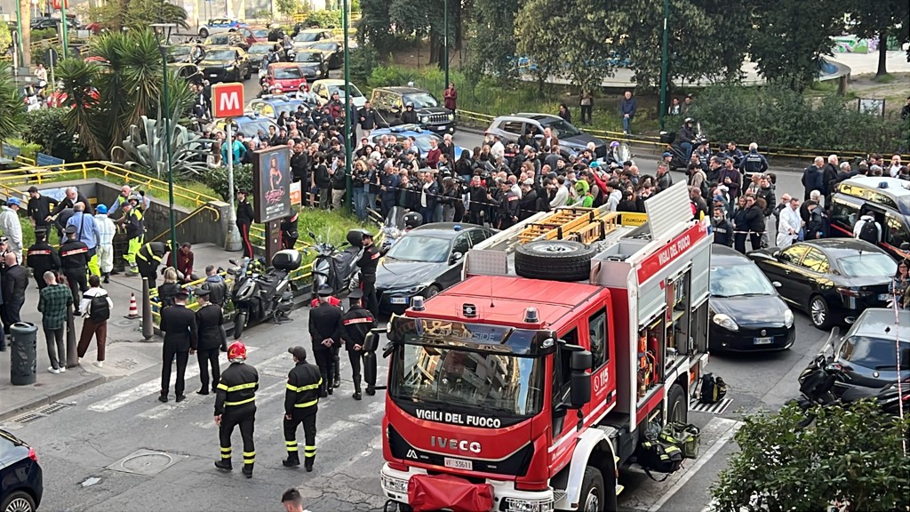 Overvallers gijzelen 25 mensen in Italiaans bankfiliaal, 'vluchten via het riool'