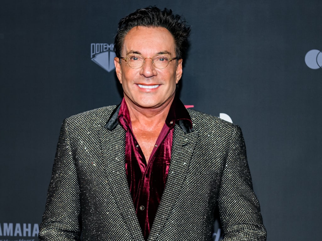 Gerard Joling blikt terug op uitstrooien as van moeder op Curaçao: 'Ik mis haar nog elke