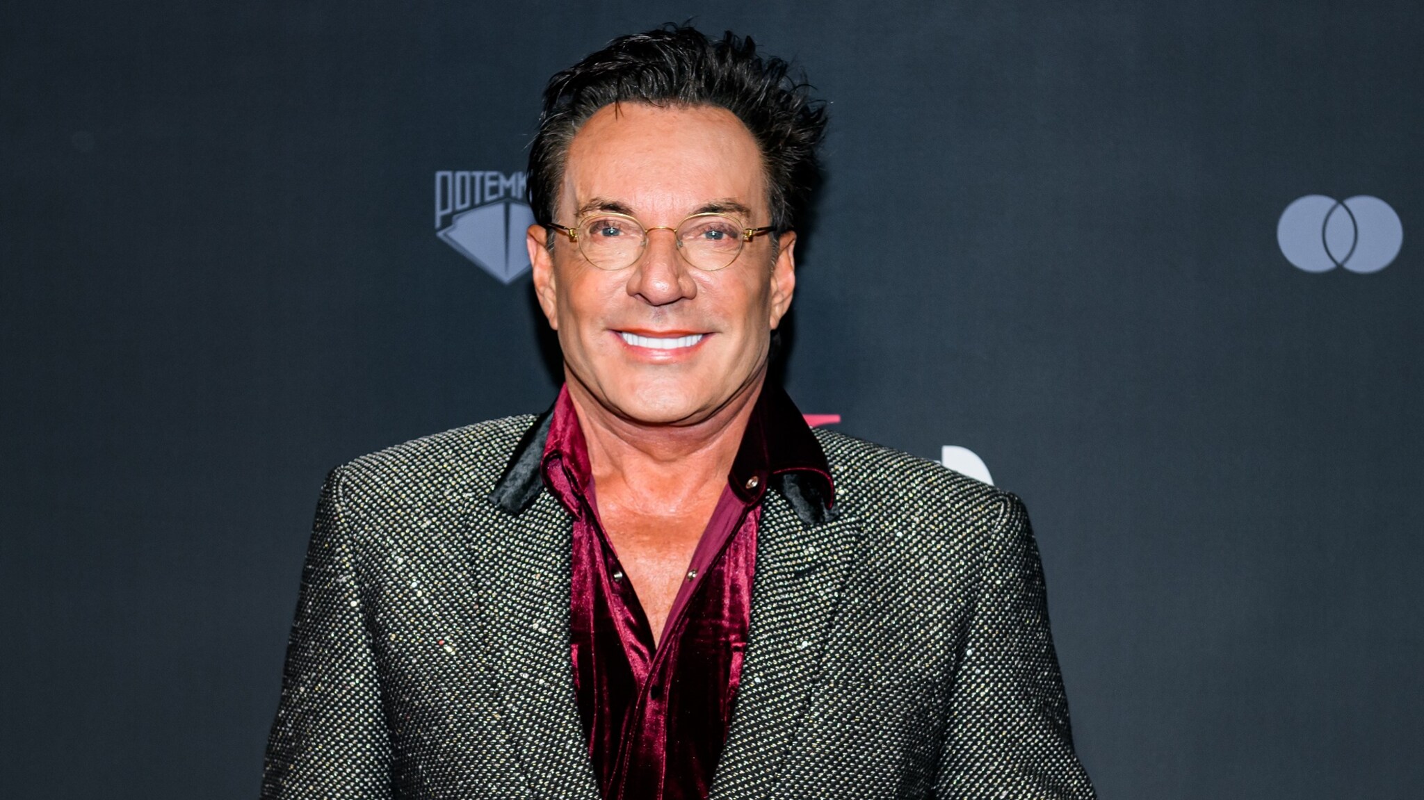 Gerard Joling met biergooier op de vuist tijdens optreden: 'Weet je hoe dat voelt?'