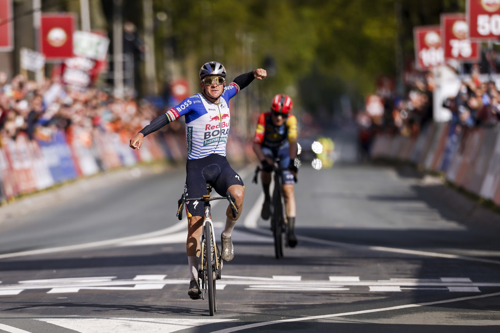 Evenepoel neemt revanche en wint 60ste editie Amstel Gold Race