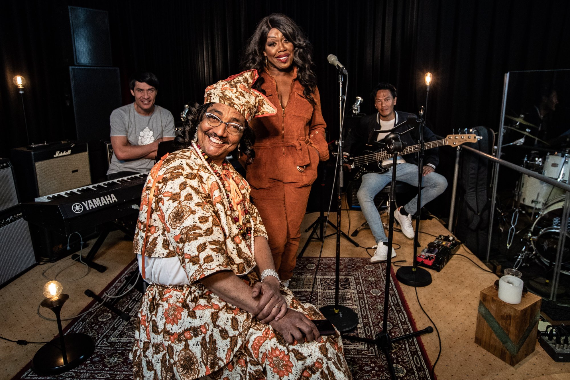 Iconisch typetje Tante Es van Jörgen Raymann keert terug op de buis: 'I am back'