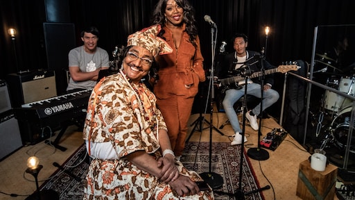 Iconisch typetje Tante Es van Jörgen Raymann keert terug op de buis: 'I am back'