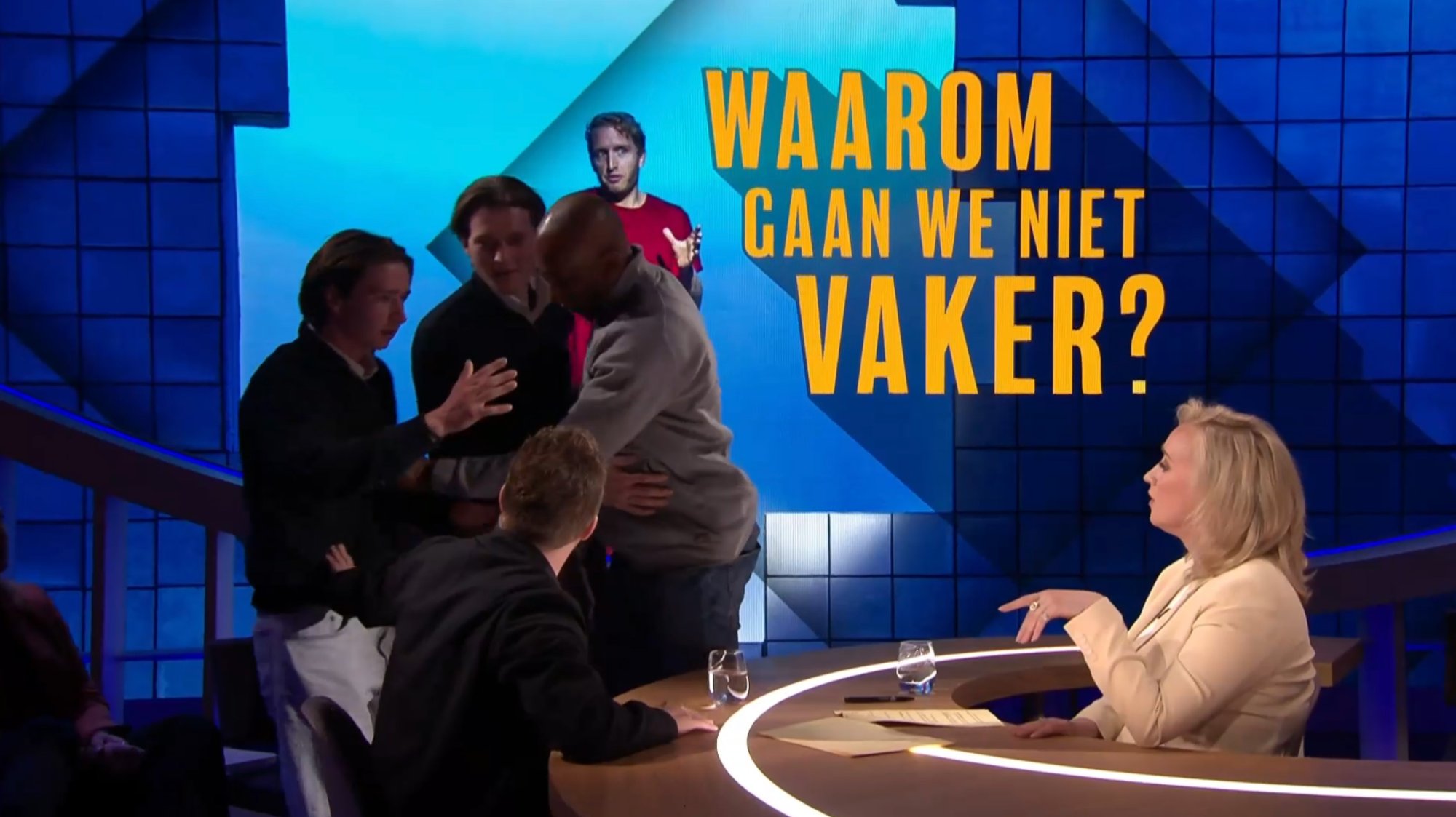 Publieksgasten verstoren uitzending van Eva Jinek, beveiliging grijpt in: 'Tot ziens jongens'