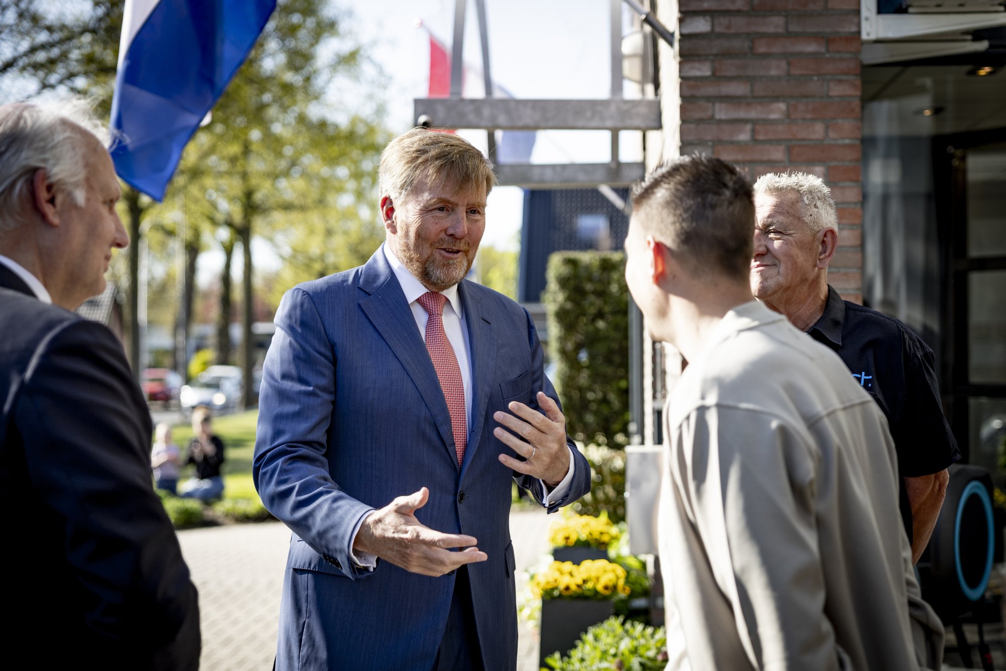 Koning Willem-Alexander toont interesse in dorpsleven Heino