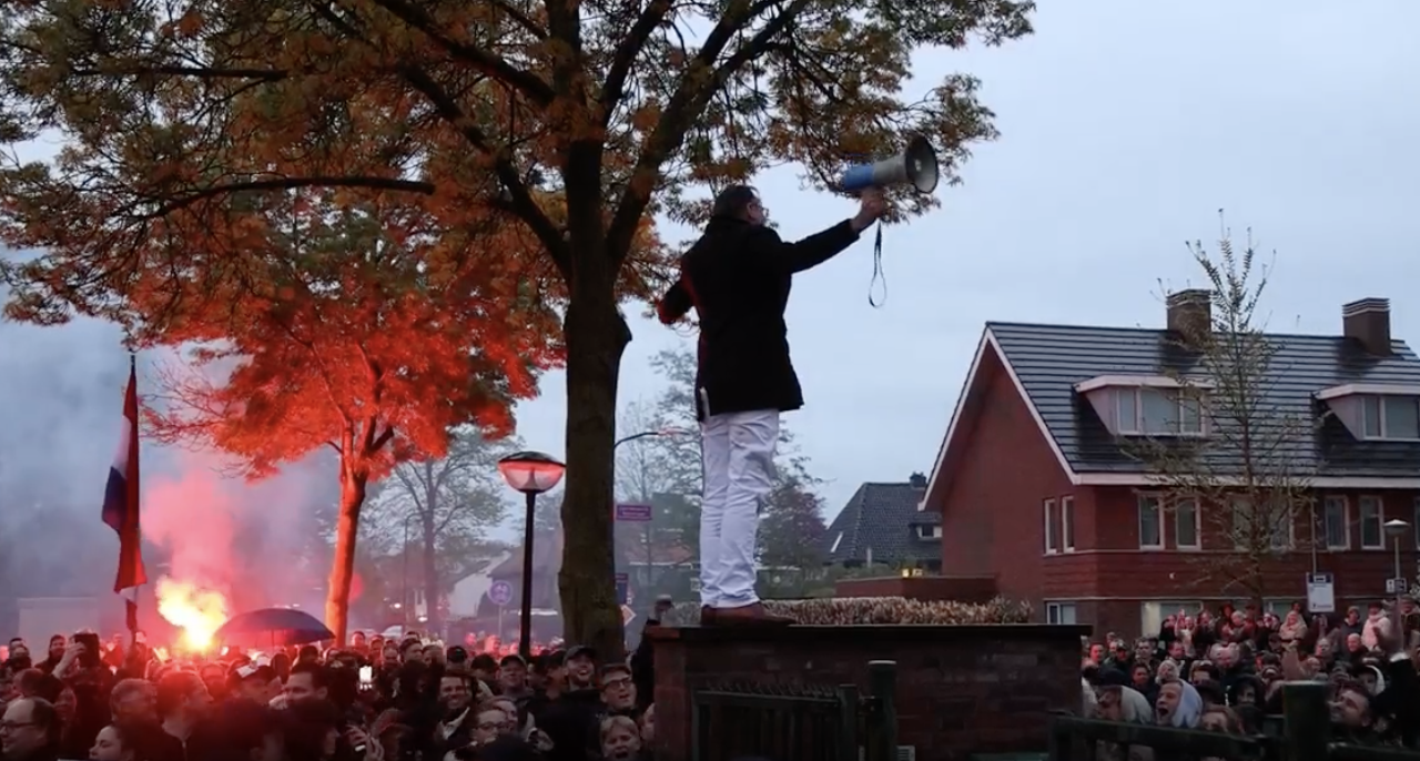 ME grijpt in bij protest tegen azc in Loosdrecht