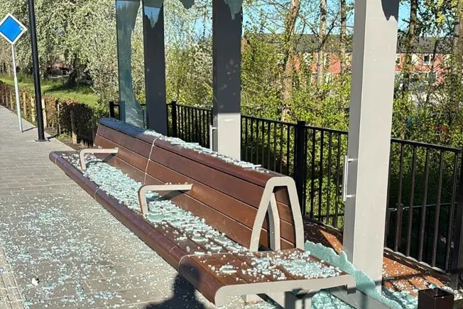 Vandalen slaan treinstation Delfzijl kort en klein, ProRail 'woedend'
