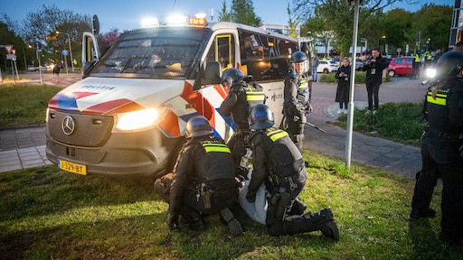 Opnieuw grijpt mobiele eenheid in bij azc-protest Loosdrecht, agent gewond