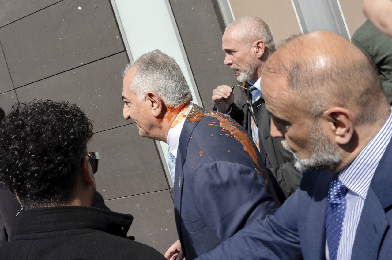 Ex-kroonprins Iran met rode vloeistof bekogeld in Berlijn