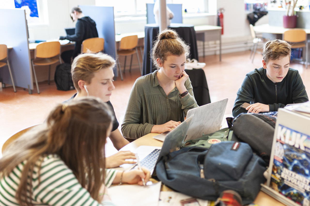Kamer wil onderzoek naar gratis laptops op school: wet mogelijk op de schop