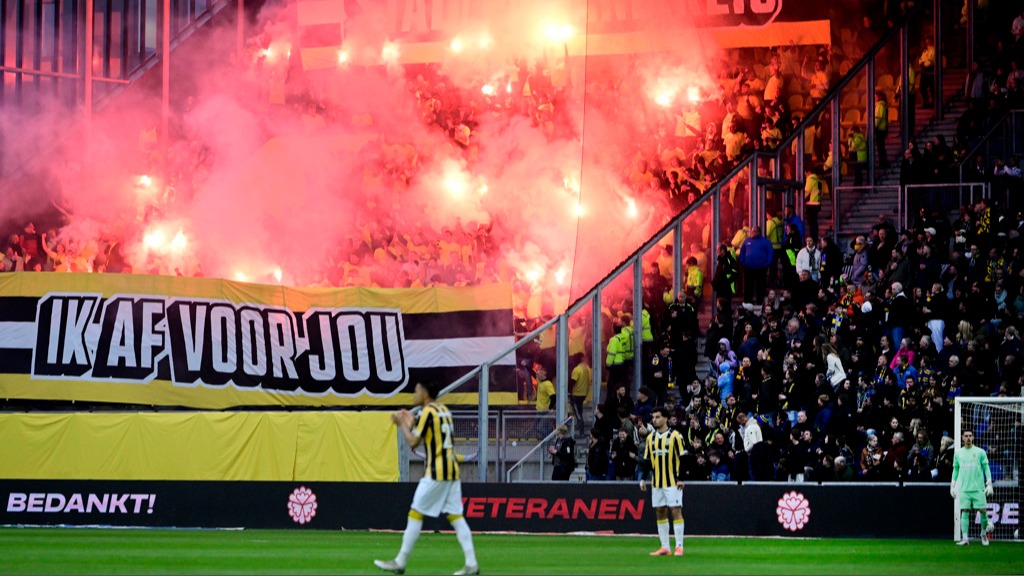 SC Cambuur - Vitesse definitief gestaakt door vuurwerk op tribune