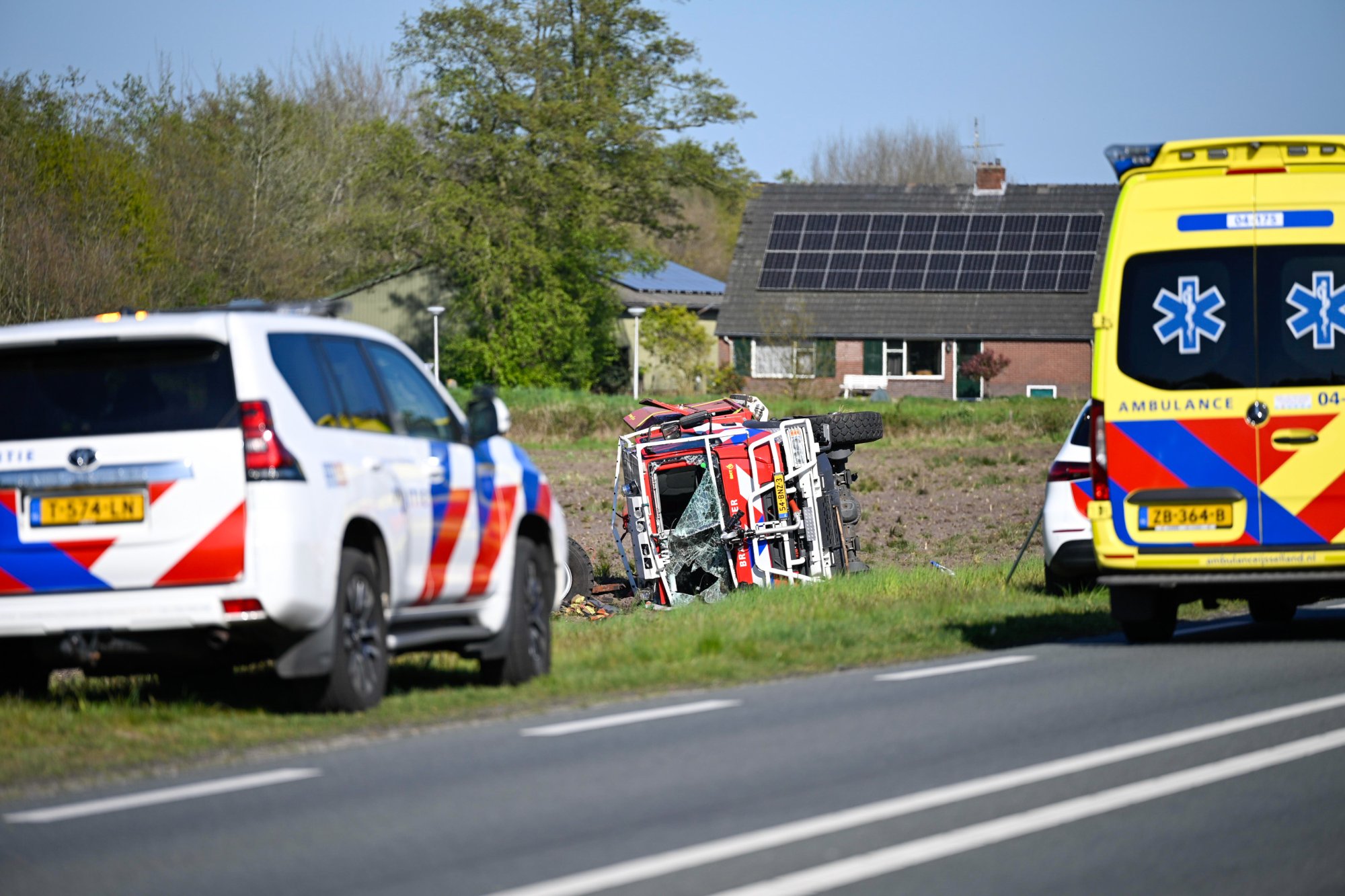 Brandweerwagen op weg naar melding botst op taxi, N35 afgesloten