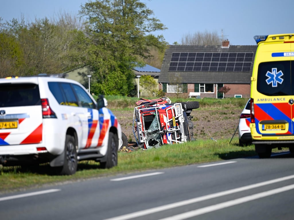 Brandweerwagen botst frontaal op taxi, N35 afgesloten