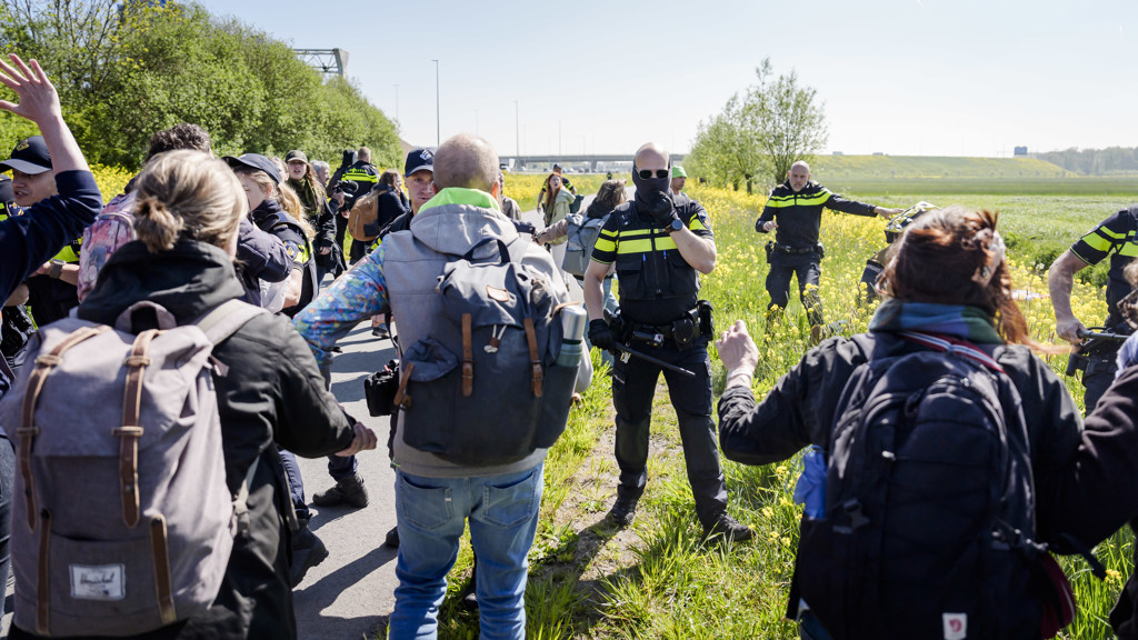 Klimaatdemonstranten XR lopen A12 op bij De Meern