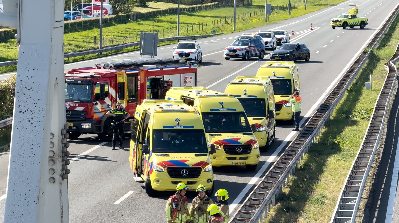 Kettingbotsing op A12 richting Duitsland, een persoon overleden