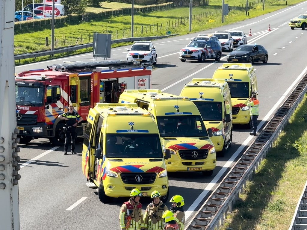 Kettingbotsing op A12 richting Duitsland, een persoon overleden