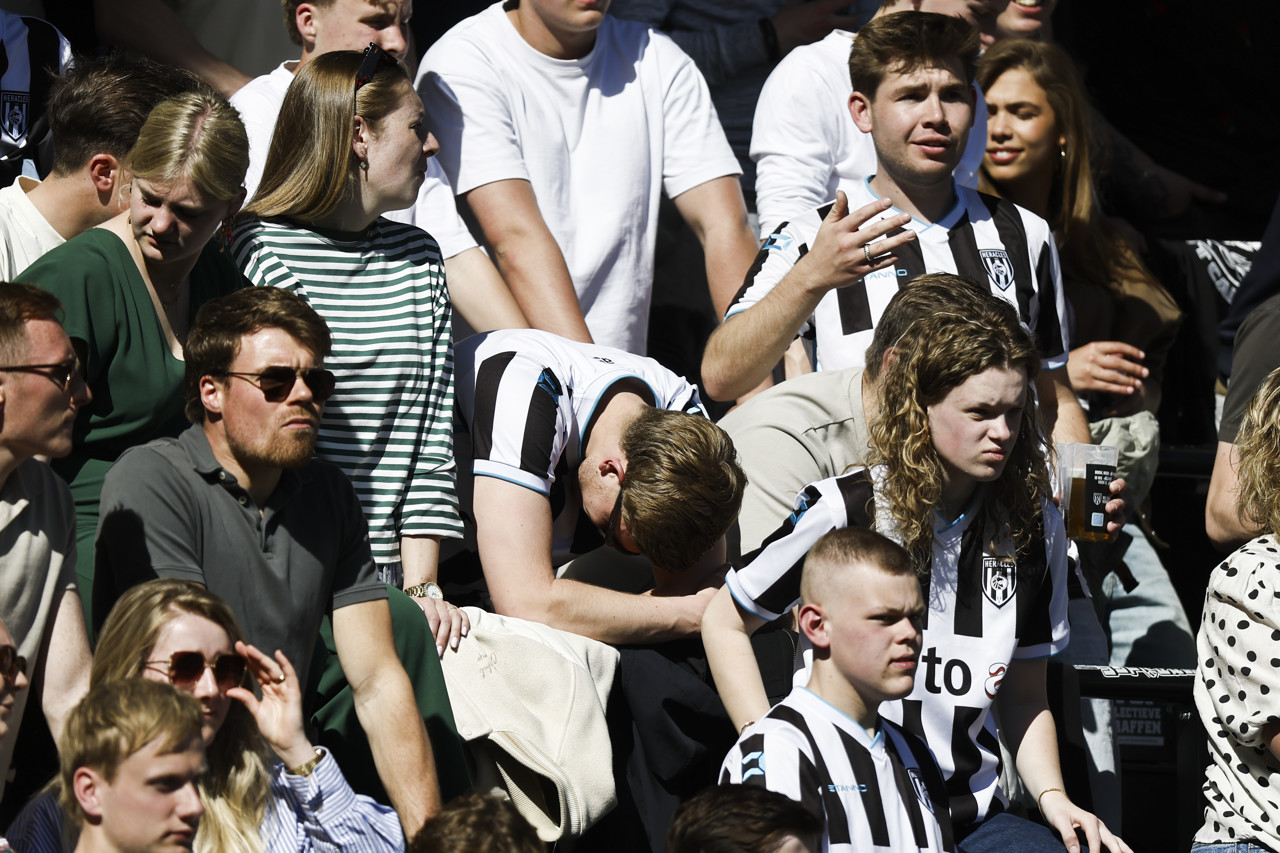 Heracles Almelo verliest van FC Volendam (0-2) en degradeert na drie jaar uit Eredivisie