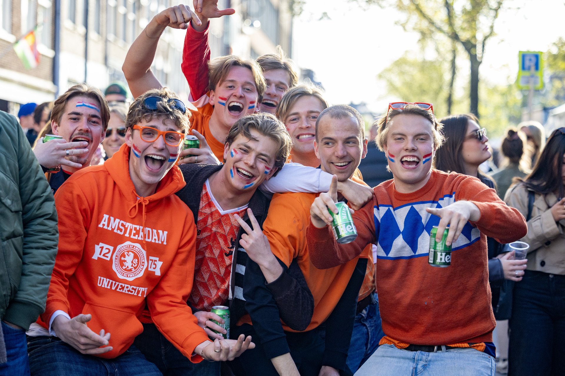Het feest is begonnen: drukte in grote steden tijdens koningsnacht