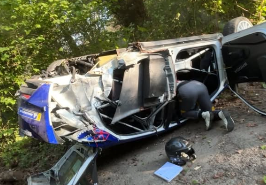 Jos Verstappen crasht en slaat over de kop in race in Wallonië: 'Was een grote klapper'