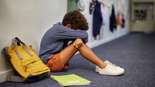 De juf van Lottes zoon is erg negatief over hem: 'Ze zet hem zelfs soms op de gang'