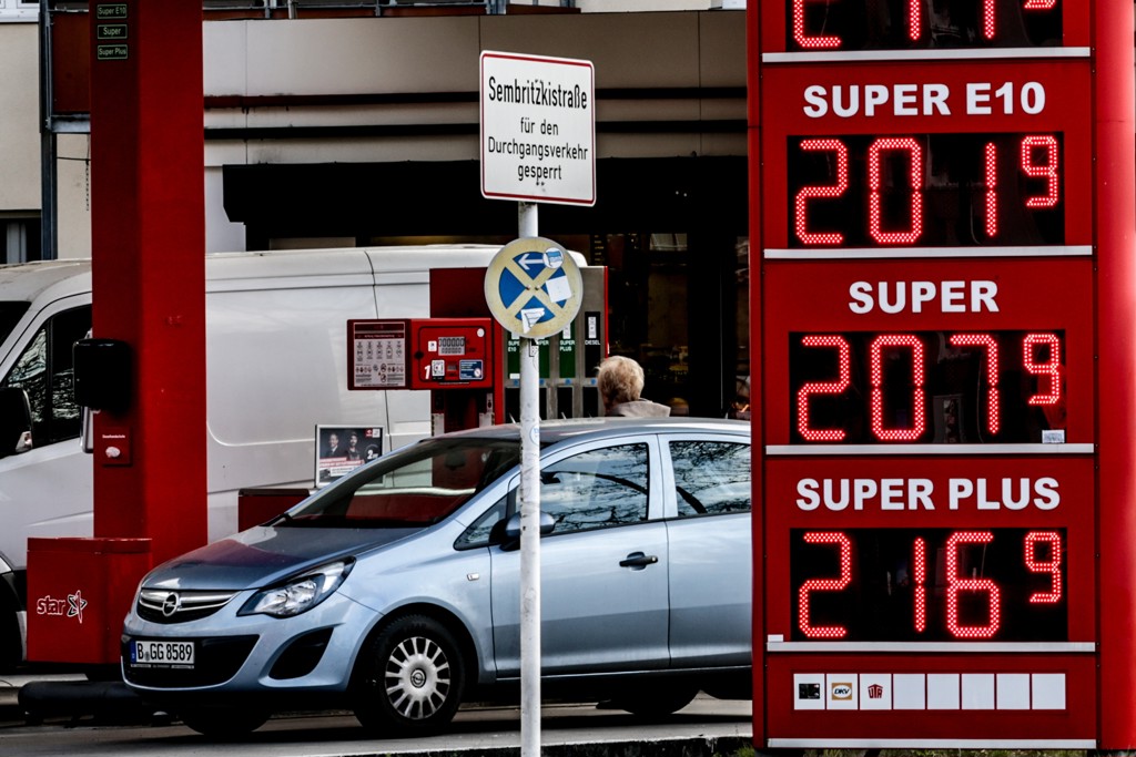 Duitsers blunderen met pompmaatregel tegen hoge prijzen: juist 6 cent duurder