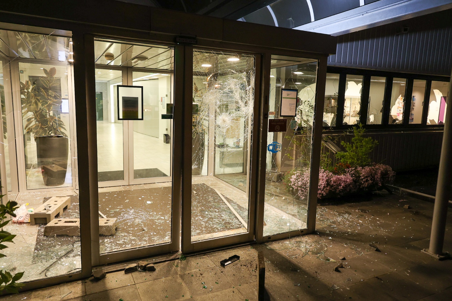 Ruiten gemeentehuis Loosdrecht ingegooid, na week vol felle protesten tegen azc