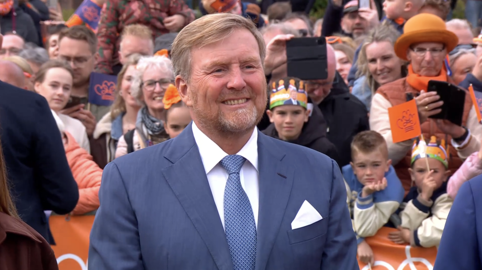 Koning Willem-Alexander opent Koningsdag in Dokkum: 'Goedemorgen'