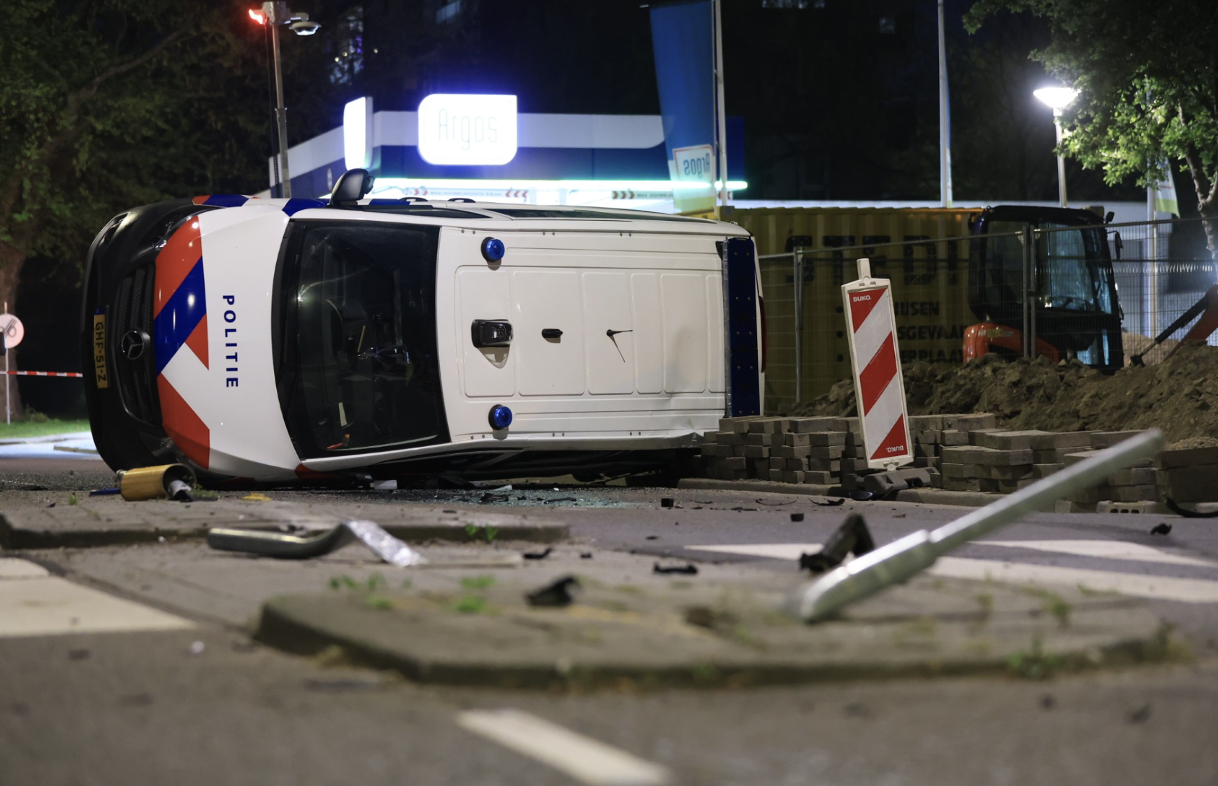 Politiebus belandt op zijkant na aanrijding met dronken automobilist