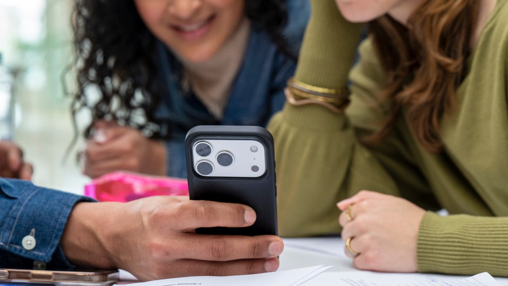 Image for the article: Banken willen actie van Meta en TikTok: 'Veel fraude begint op sociale media'