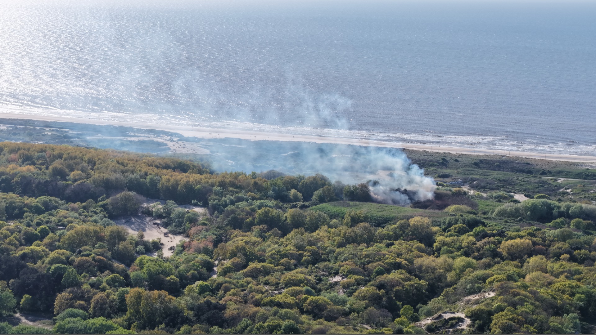 Flinke rookwolken bij grote duinbrand in Den Haag