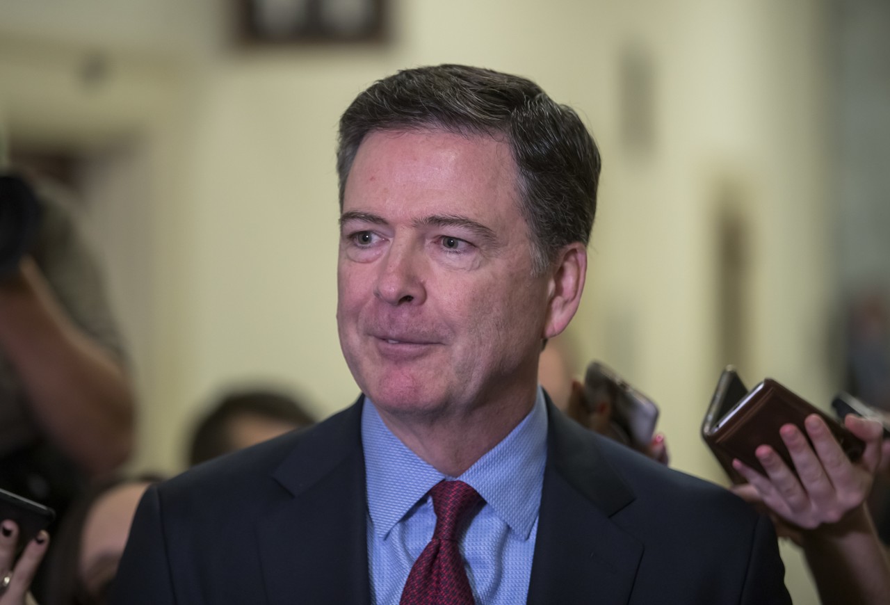 Oud-FBI-baas Comey meldt zich bij rechter na aanklacht om bedreigen Trump