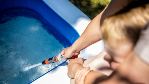 Zwembad vullen met drinkwater? Daar zou je extra voor moeten betalen