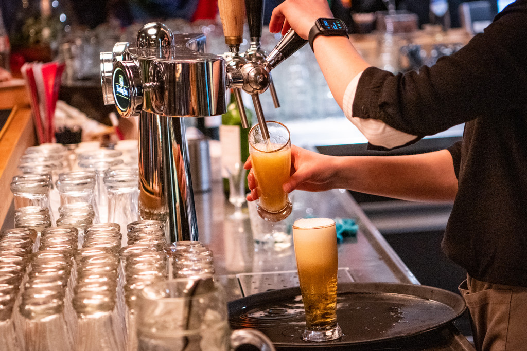 Zieke werknemer die biertjes tapte, krijgt 19.000 euro