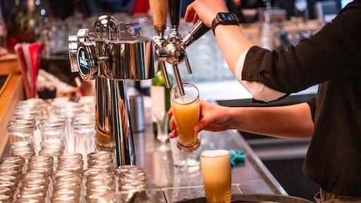 Zieke werknemer die biertjes tapte, krijgt 19.000 euro