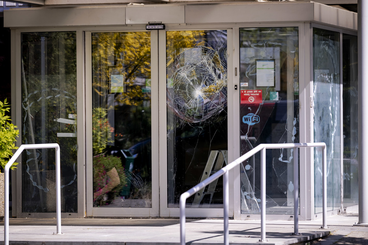 Man (34) die gemeentehuis Loosdrecht vernielde, krijgt zes weken cel