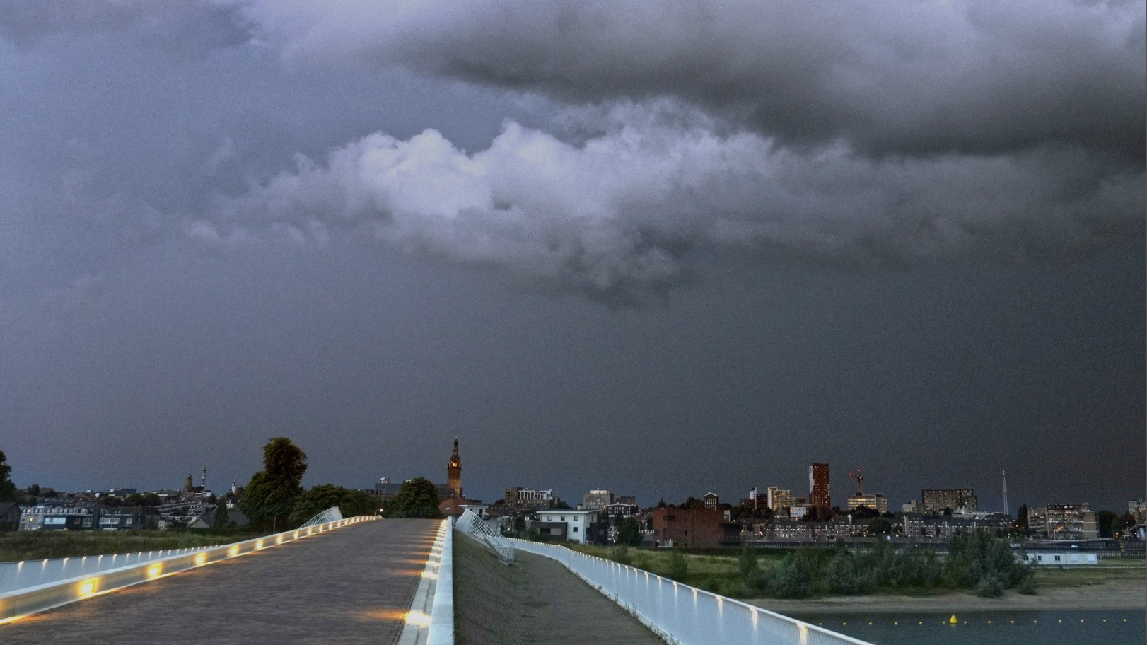 Onstuimige avond: hagel tot 2 centimeter en windstoten tot 70 kilometer per uur