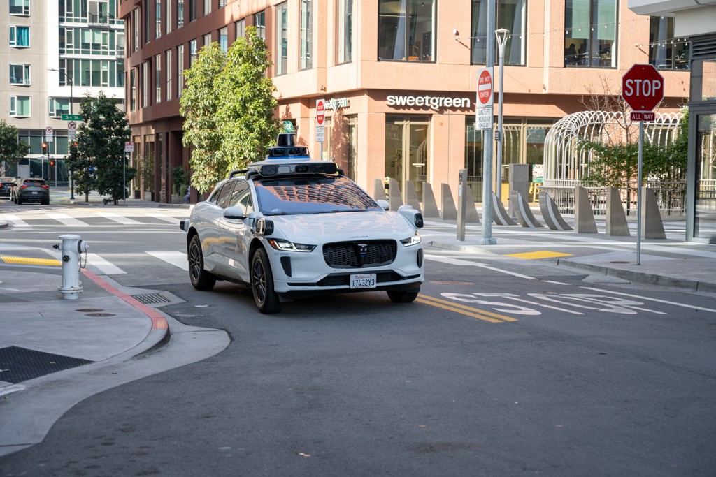 Californië gaat zelfrijdende auto's bekeuren bij verkeersovertredingen