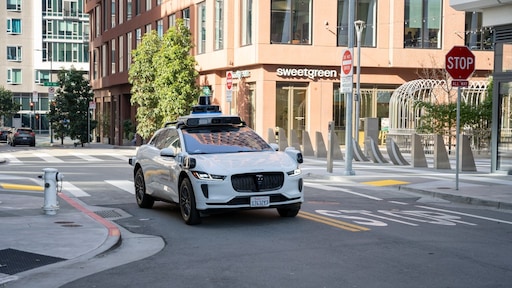 Californië gaat zelfrijdende auto's bekeuren bij verkeersovertredingen