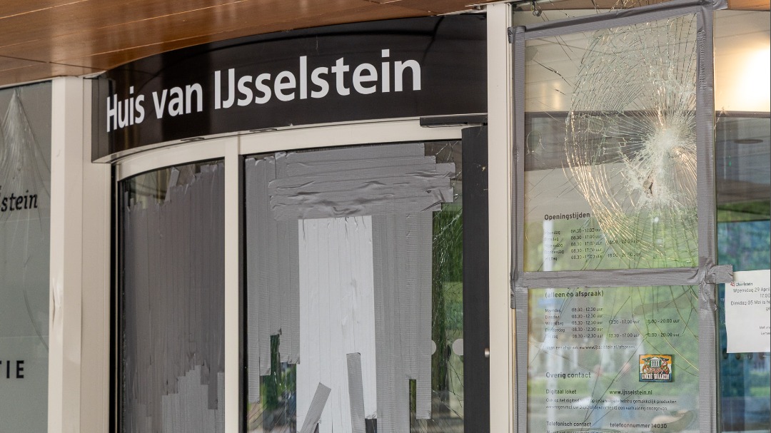 Vernielingen bij gemeentehuis IJsselstein, waar het al weken onrustig is
