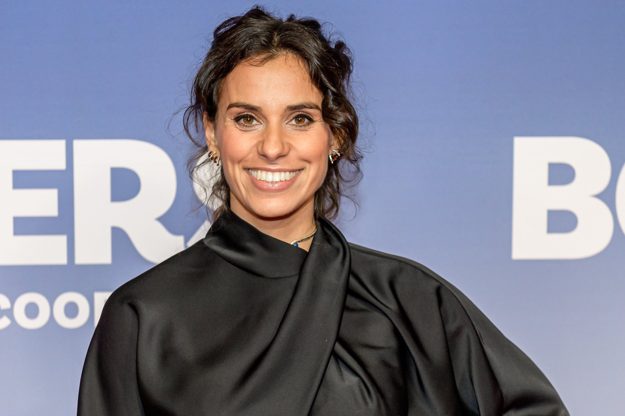 Flikken Rotterdam-actrice Ortál Vriend in verwachting van eerste kind: 'Ons kleine geheim'