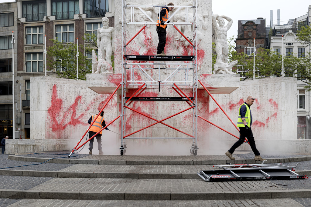 Nationaal Monument op de Dam met rode verf besmeurd op dag van Dodenherdenking
