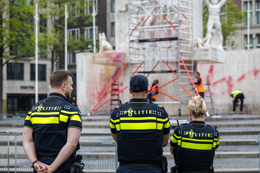Politie zoekt drie verdachten die Monument op de Dam met rode verf besmeurden