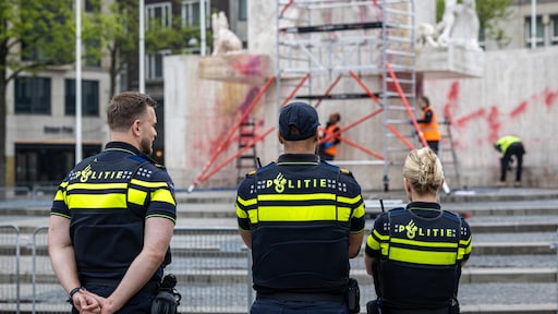Politie zoekt drie verdachten die Monument op de Dam met rode verf besmeurden